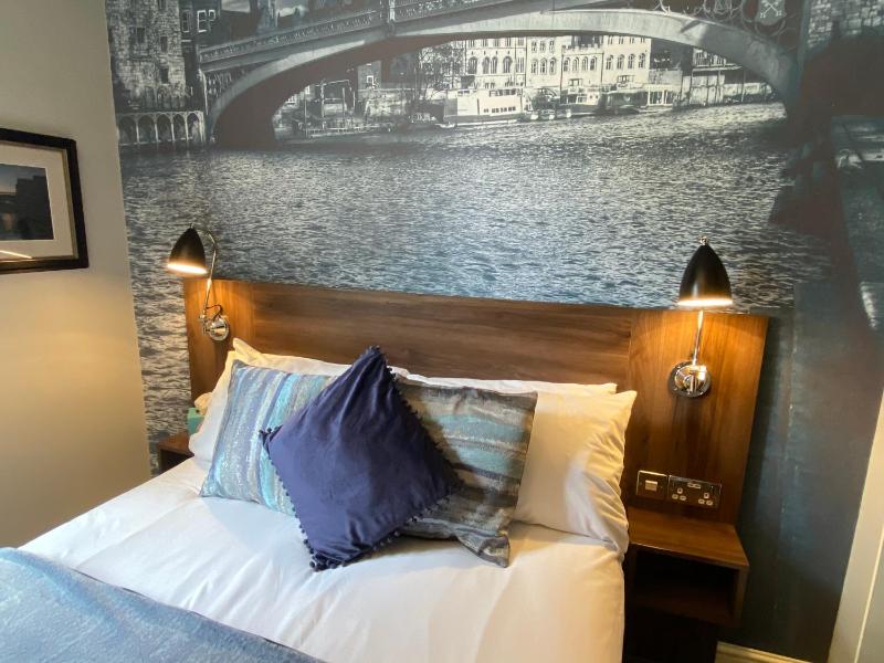 Standard Double with Ensuite image 3