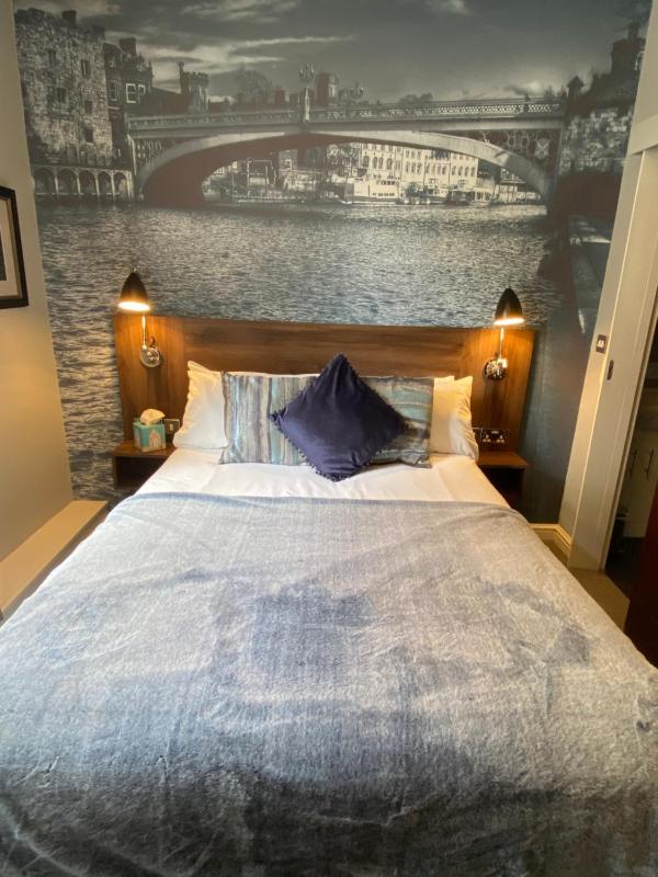 Standard Double with Ensuite image 4