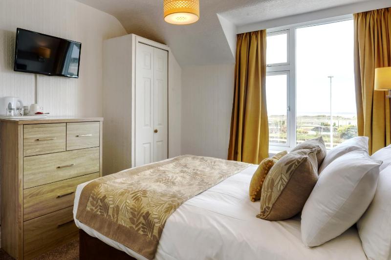 Double Room with Sea View image 4