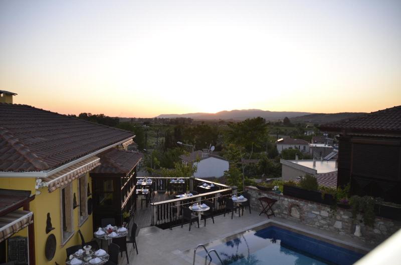 Deluxe Queen Room image 3