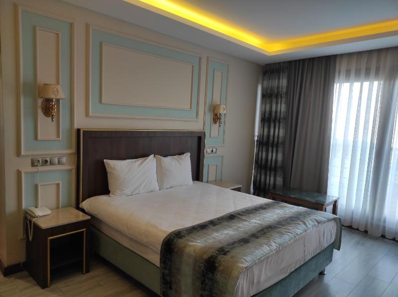 Deluxe Double Room with Balcony and Sea View image 3