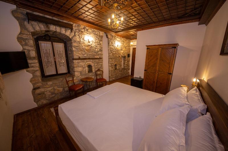 Deluxe Double or Twin Room image 4