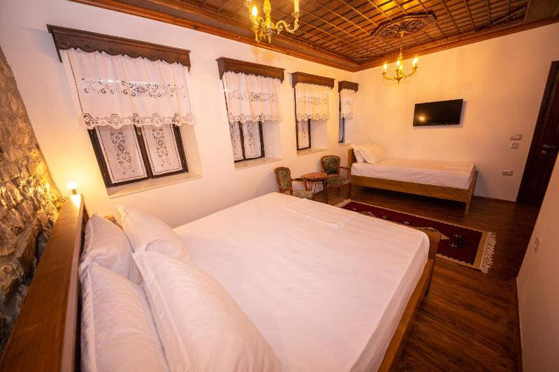 Deluxe Triple Room image 3