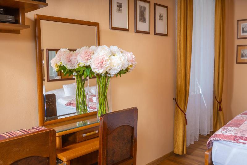 Deluxe Double Room with Bath image 4