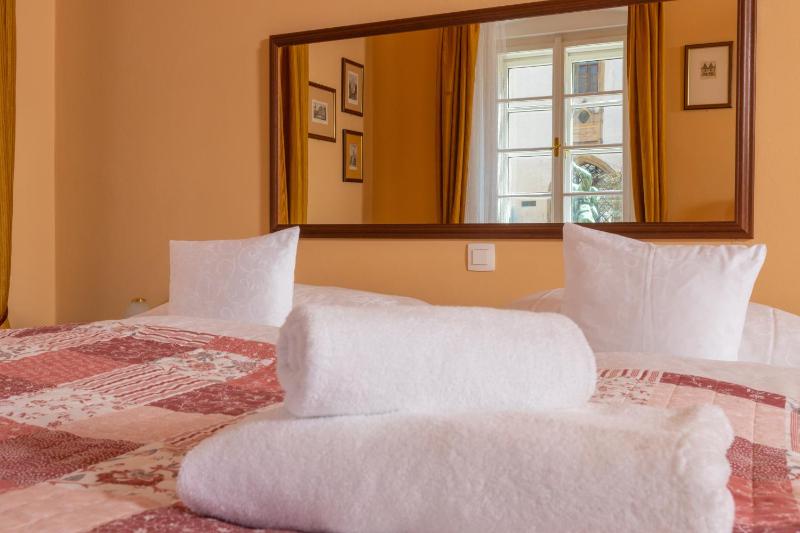 Deluxe Double Room with Bath image 3