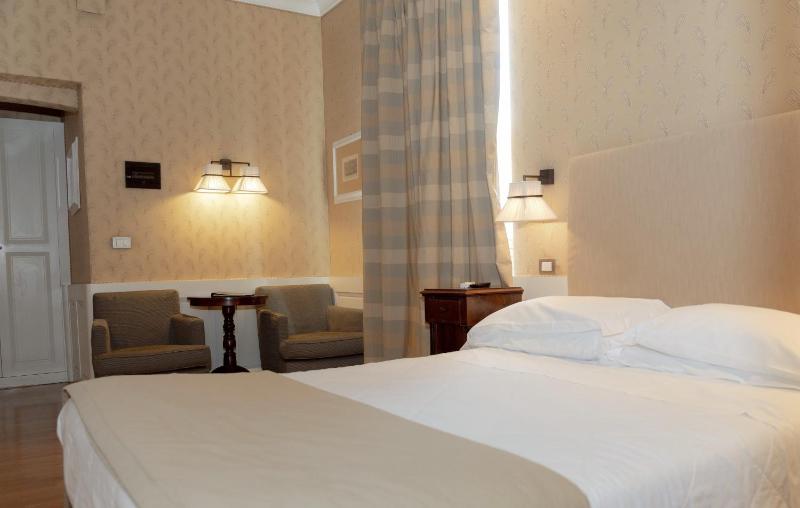 Classic Double or Twin Room image 4