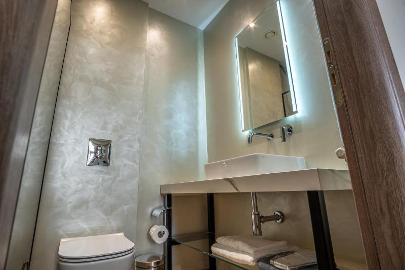 Superior Double or Twin Room with City View image 3