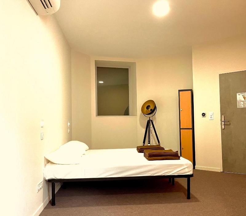 Hostel Flamingo Nîmes Gare Centre - image 25