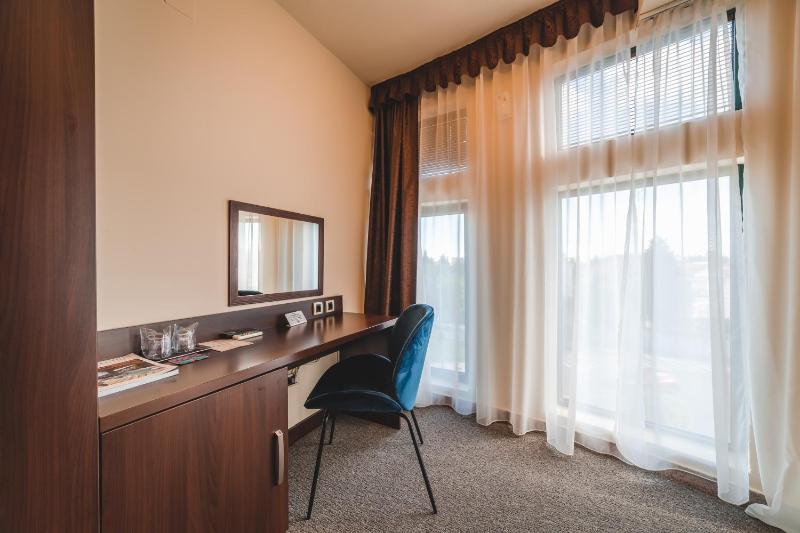 Double Room image 3