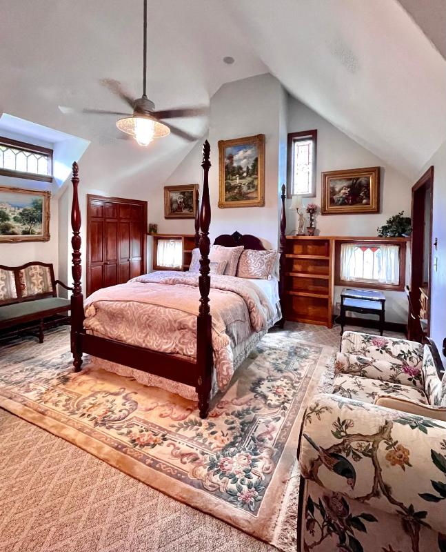 Deluxe Queen Room image 1