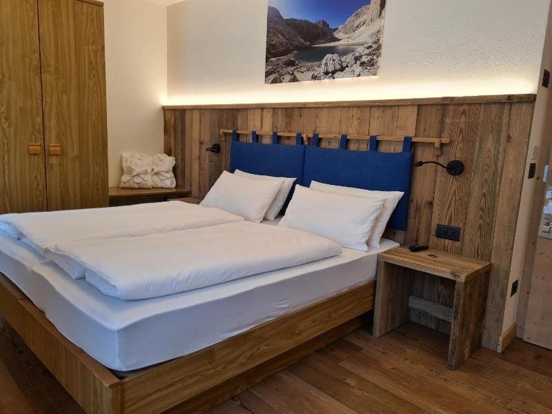 Standard Double Room image 3