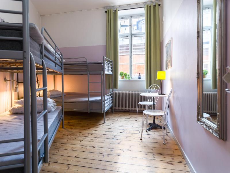 Quadruple Room with Shared Bathroom image 1