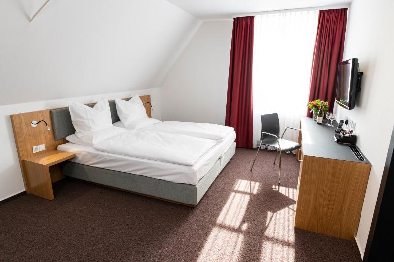 Superior King Room image 3