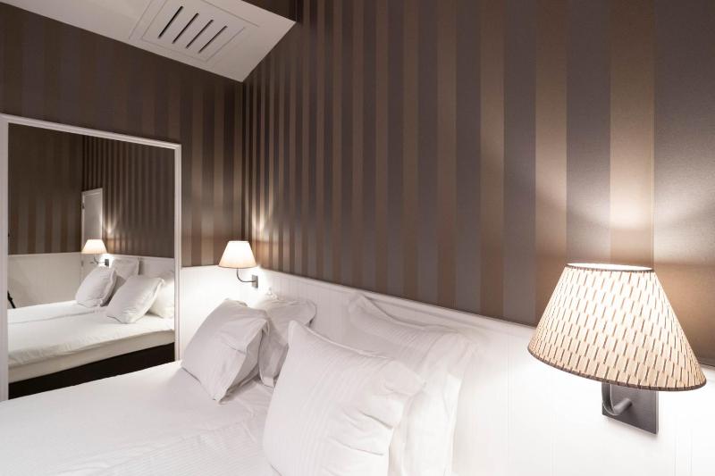 Standard Twin Room image 2