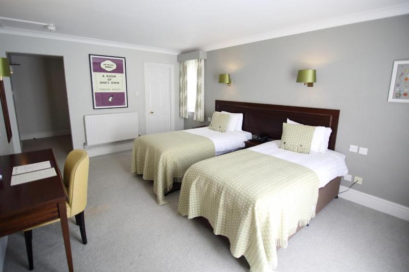 Classic Twin Room image 3