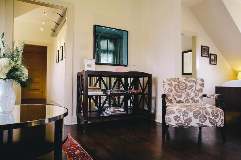 Deluxe King Suite image 4