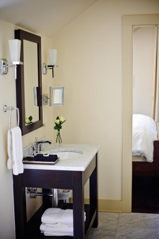 Deluxe King Suite image 2