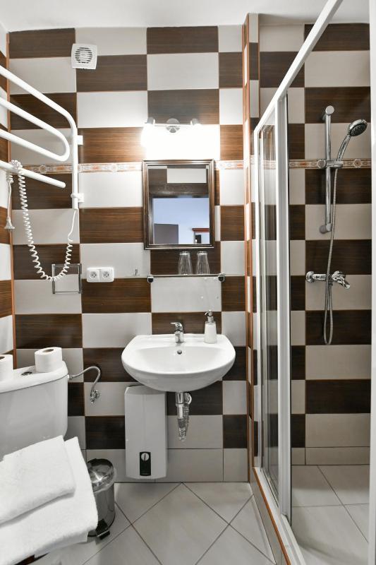 Standard Triple Room image 2