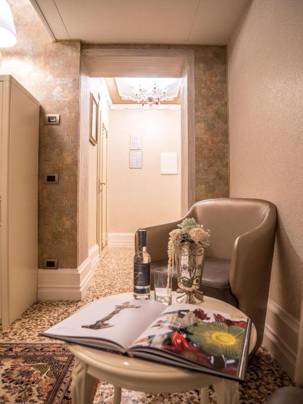 Deluxe Double Room image 4