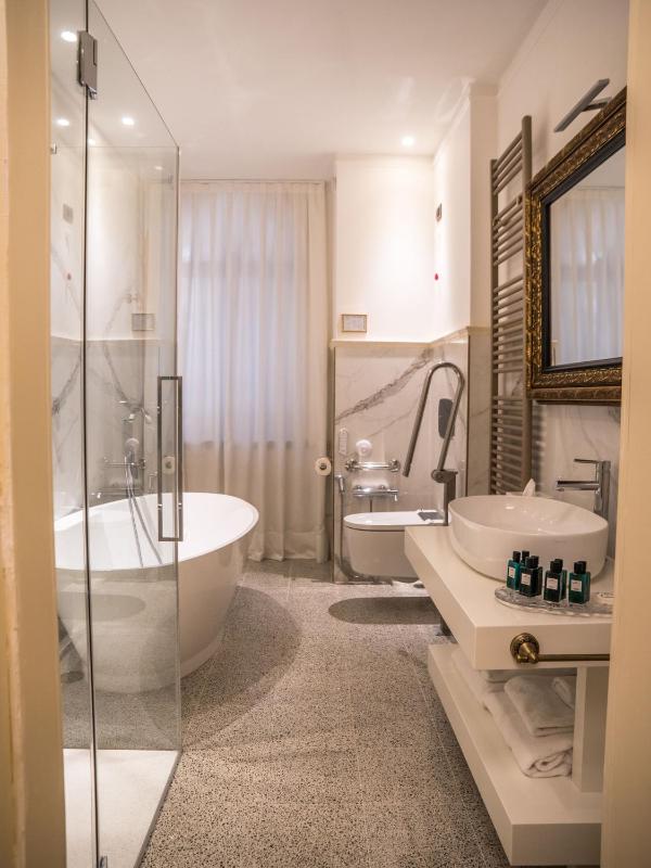 Deluxe Double Room image 3