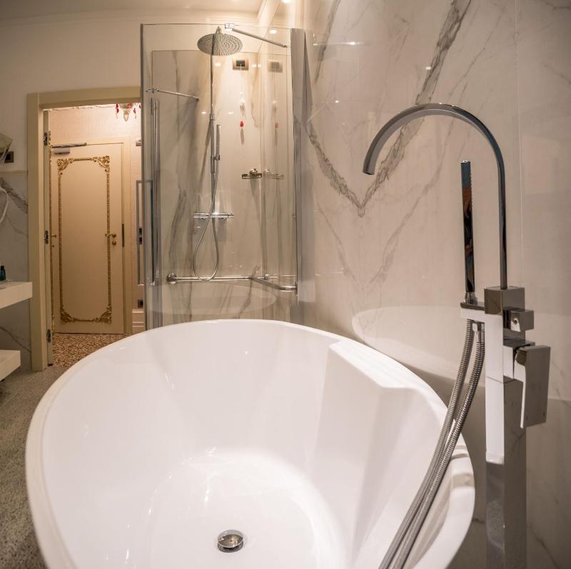 Deluxe Double Room image 2