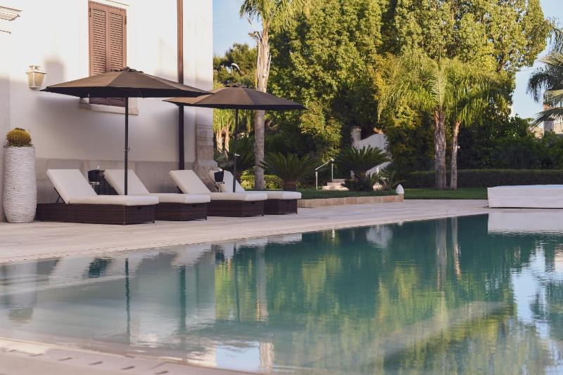 Double Room with Pool View image 1