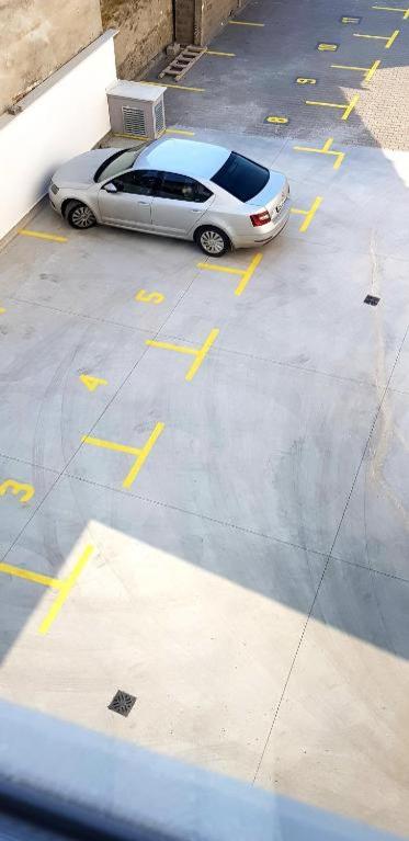 UKI-Modern apartment with parking - image 12