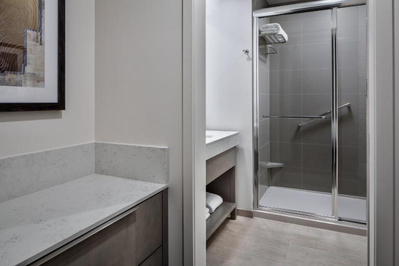 One-Bedroom King Suite with Sofa Bed and Kitchen image 3