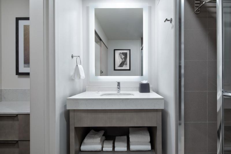 Den King Room with Roll-in Shower - Disability Access image 1