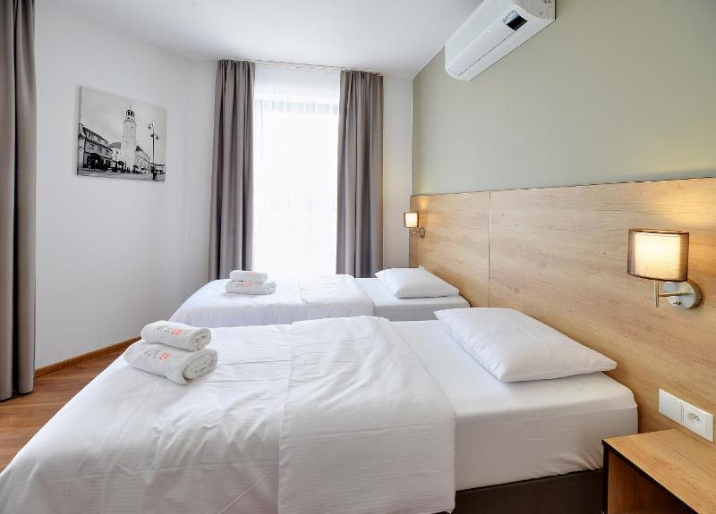Large Twin Room image 3