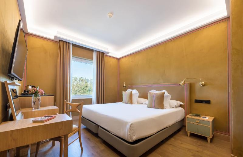 Double or Twin Room image 3