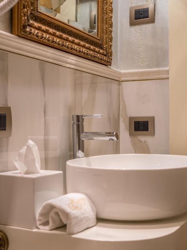 Suite with Grand Canal View image 3