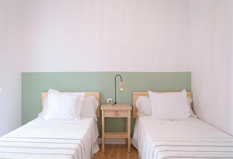 Twin Room image 3