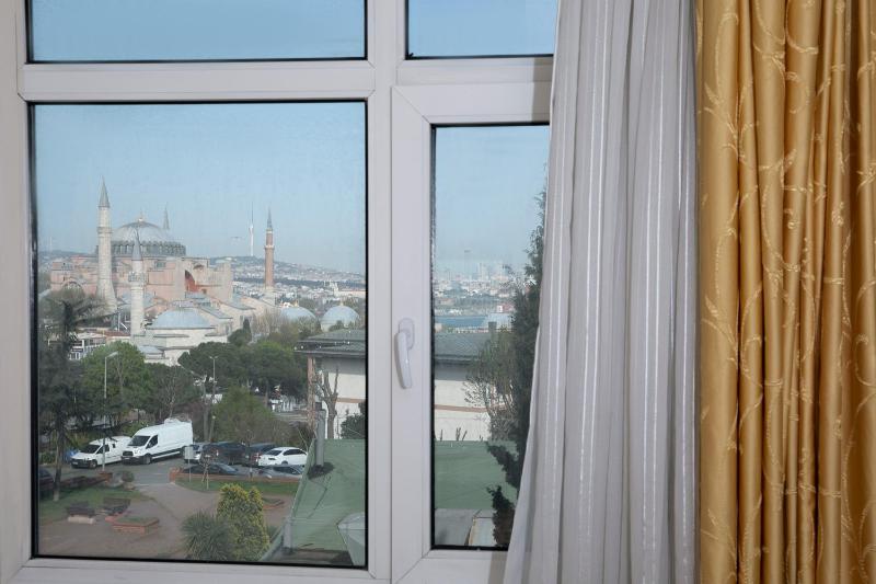 Double Room with Balcony and Sea View image 3