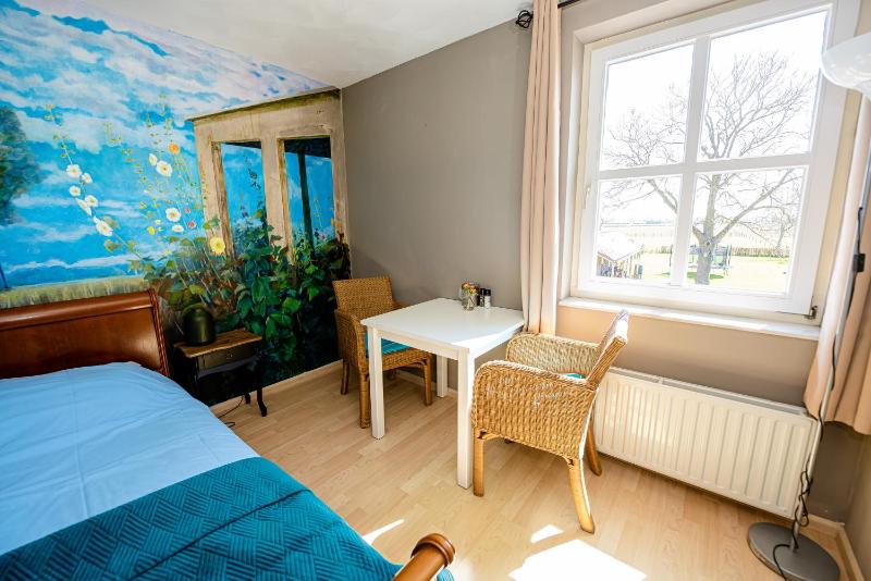 Double Room image 3