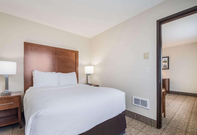 King Room with ONe King Bed and One Double Bed - Non-Smoking image 3