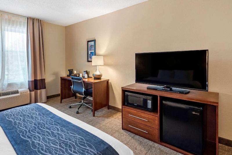 Queen Room with Two Queen Beds - Accessible/Non-Smoking  image 3