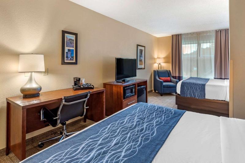 Queen Room with Two Queen Beds - Non-Smoking image 3
