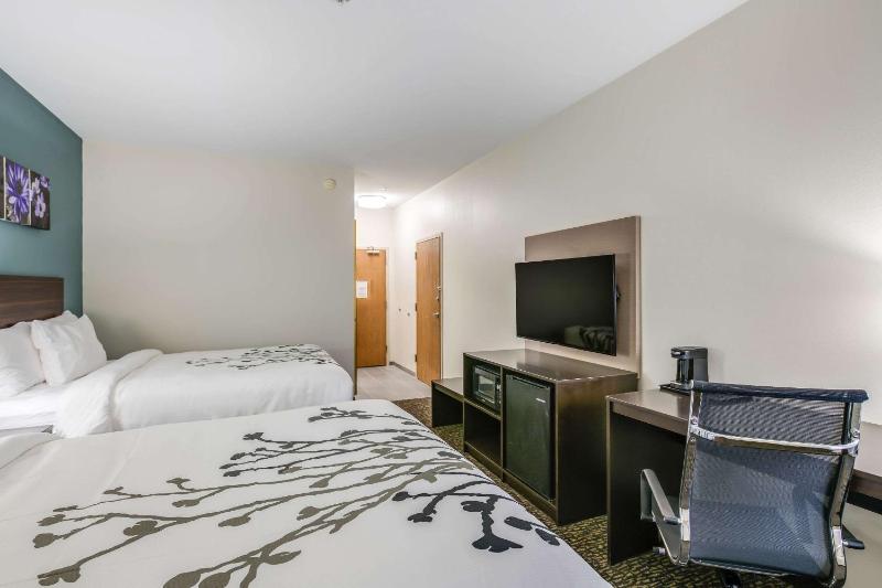Standard Queen Room with Two Queen Beds - Non Smoking  image 2