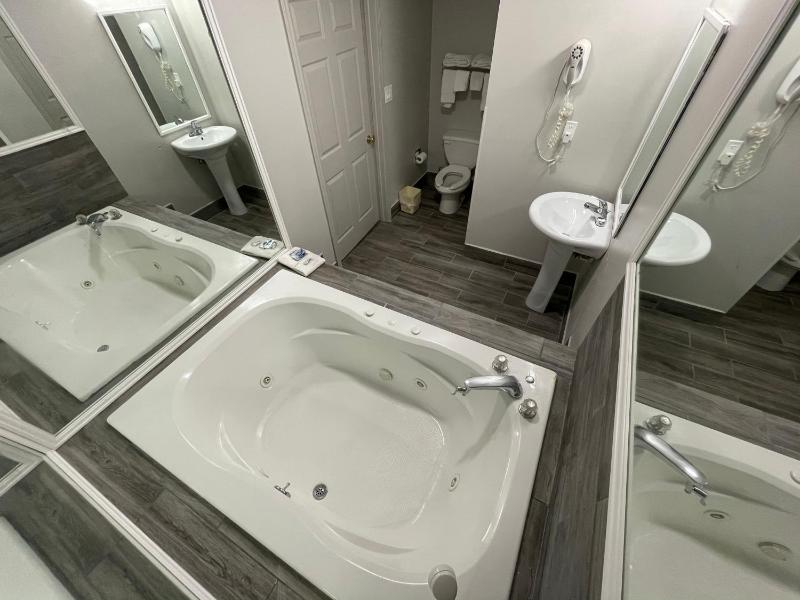 King Room with Spa Bath - Non-Smoking image 2