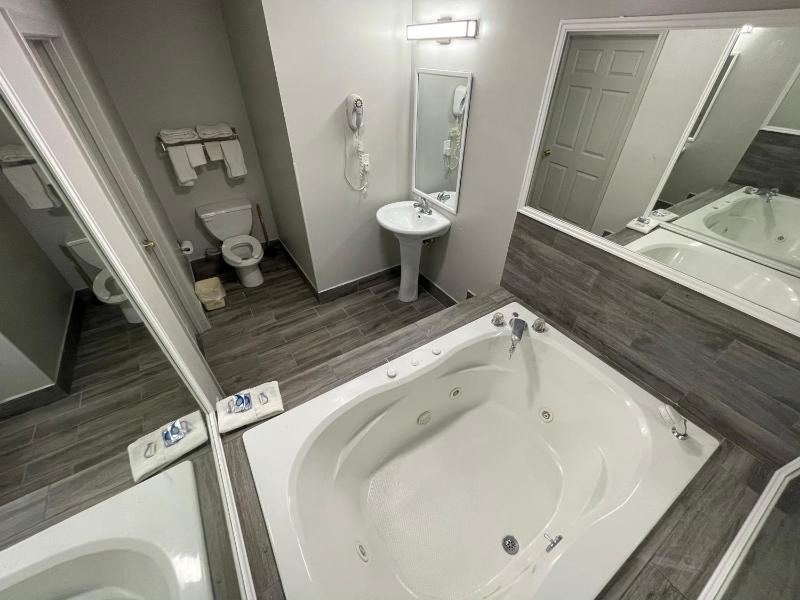King Room with Spa Bath - Non-Smoking image 3