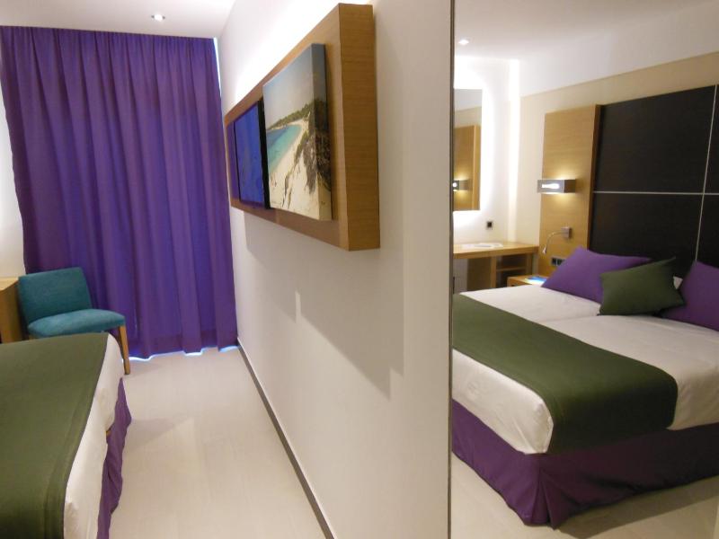Twin Room image 2