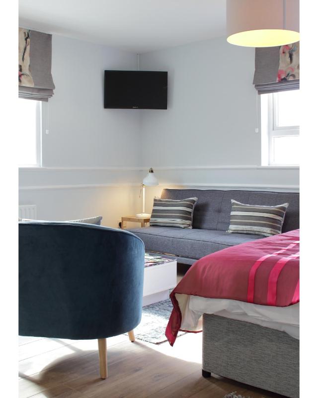 One-Bedroom Suite image 2
