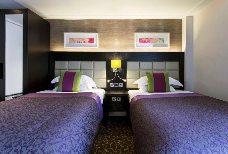 Standard Twin Room image 3