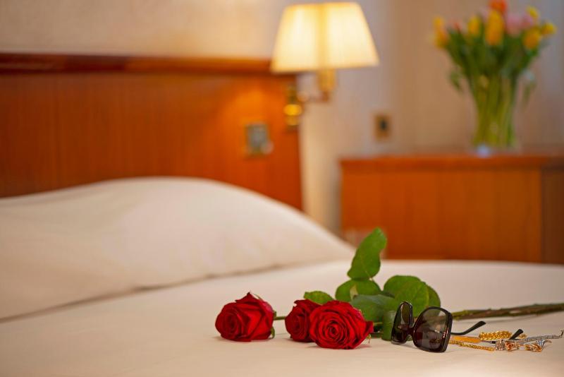 Classic Double Room image 3