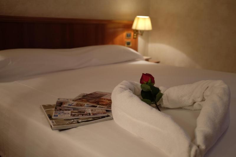 Double Room with Balcony image 3