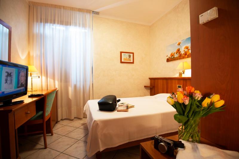 Single Room image 4