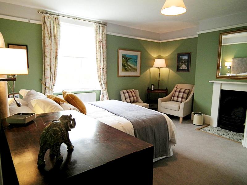 Superior King Room image 4