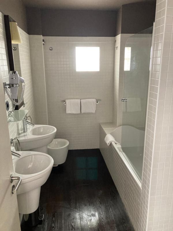 Superior Double Room with Balcony image 2