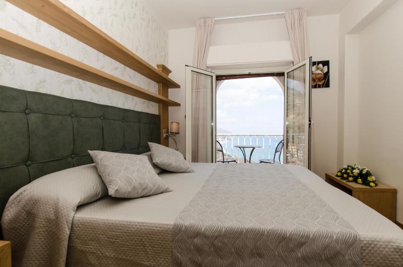 Deluxe Double Room with Terrace and Sea View image 3